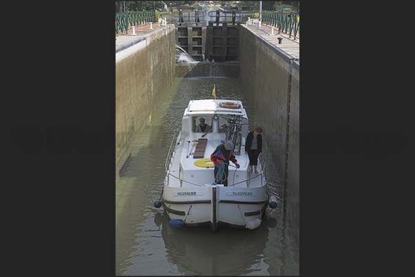 Descent into the lock after the passage on the river bridge that crosses the Loire river