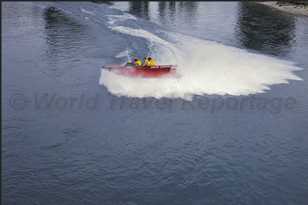 With the Jet Boat you can perform impossible maneuvers in the river like complete 360° rotations