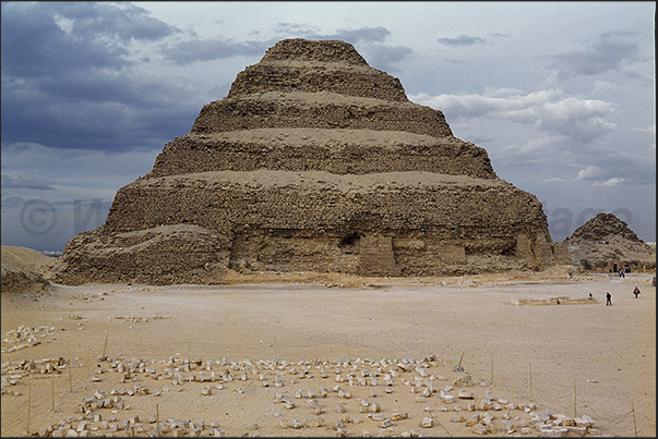During the cruise many stops at the archaeological sites with excursions in the desert as for the pyramid of Saqqara