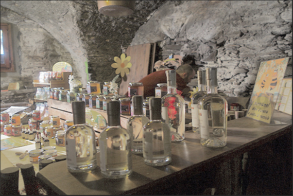 Usseaux. The Christmas markets are not held along the street but inside old stables following a path called Installarte