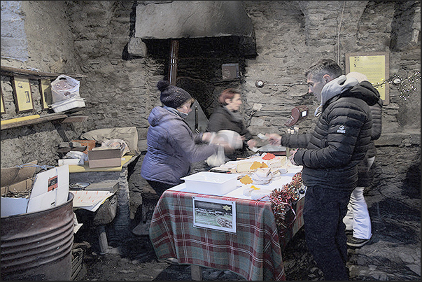 Usseaux. The Christmas markets are not held along the street but inside old stables following a path called Installarte