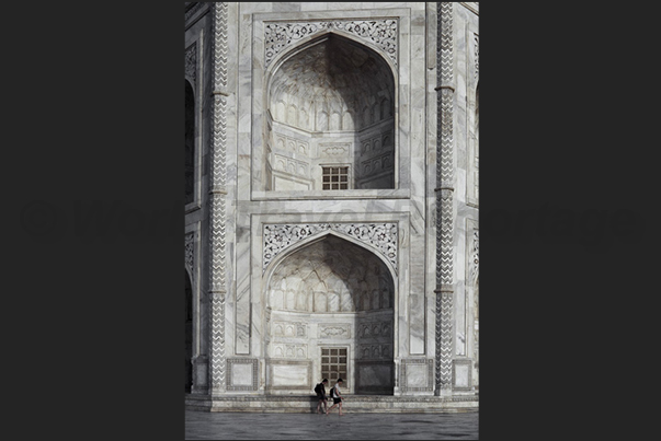 Agra. Taj Mahal, a mausoleum built by Emperor Moghul Shah Jahan in memory of his wife