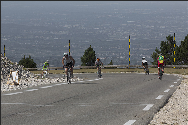 Fans of cycling tourism climb the strenuous 26 km long climb (south side) towards the top of the mountain Fans of cycling tourism climb the strenuous 26 km long climb (south side) towards the top of the mountain