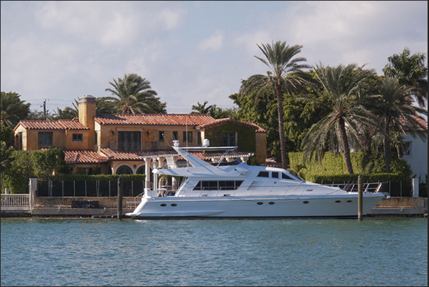 One of the many villas that overlook the lagoon in front of the skyscrapers in the district of Miami Beach