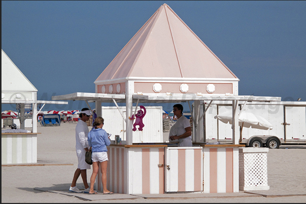 Miami Beach. Ice cream and hot sandwiches on the beach