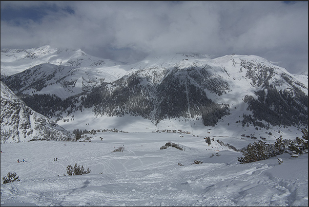 The ski slopes that descend towards the village of Lech