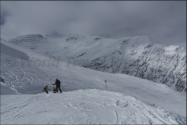 The ski slopes that descend towards the village of Lech