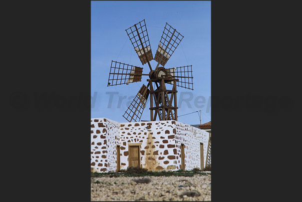 Near the villages in the interior of the island there are often perfectly functioning windmills