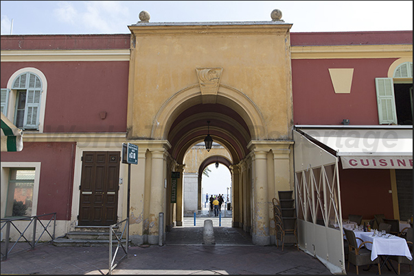 One of the access gates to the historic center towards Pierre Gautier square