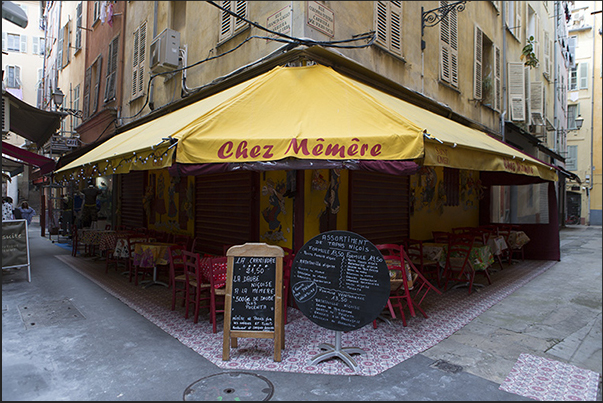 Unexpected restaurants meet in the alleys as at the intersection of Rue Francis Gallo and Rue Colonna d'Istria