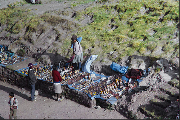 Ollantaytambo village. Local handicraft market