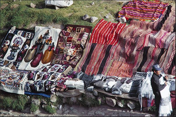 Ollantaytambo village. Local handicraft market