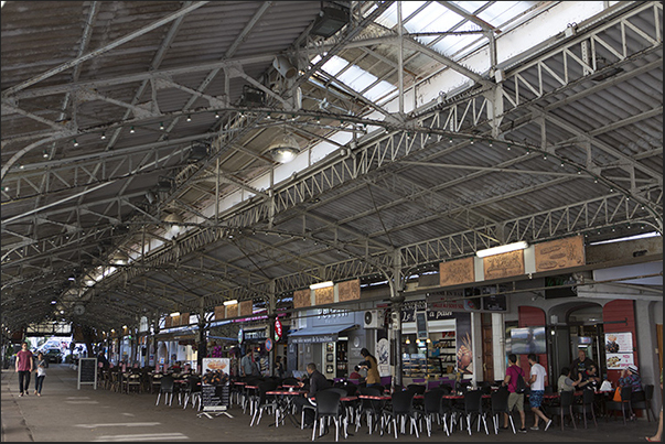The historic covered market in Place Jacques Audiberti