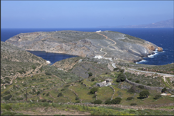 On the left Heronissos bay, north point of Sifnos and, on the horizon, the island of Serifos On the left Heronissos bay, north point of Sifnos and, on the horizon, the island of Serifos