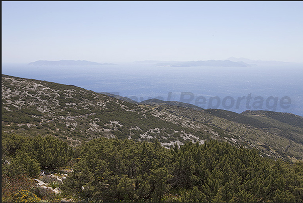 From the south west coast you can see the islands of Polyegos (left), Kimolos and Milos on the horizon