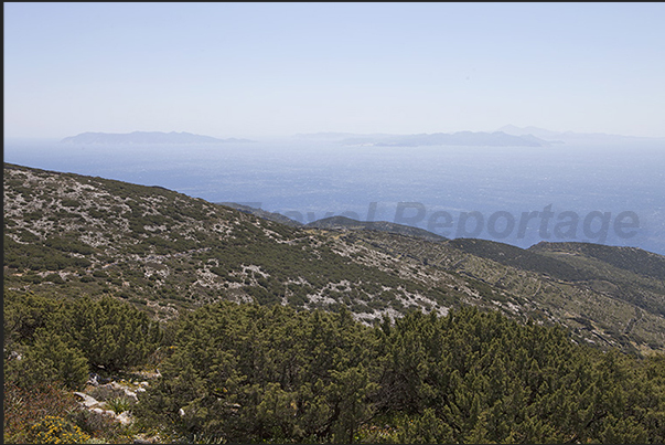 From the south west coast you can see the islands of Polyegos (left), Kimolos and Milos on the horizon From the south west coast you can see the islands of Polyegos (left), Kimolos and Milos on the horizon