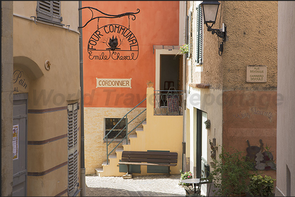 Rue de la Calade which from Rue Saint Sébastien leads to the Place des Arcades and the church Rue de la Calade which from Rue Saint Sébastien leads to the Place des Arcades and the church