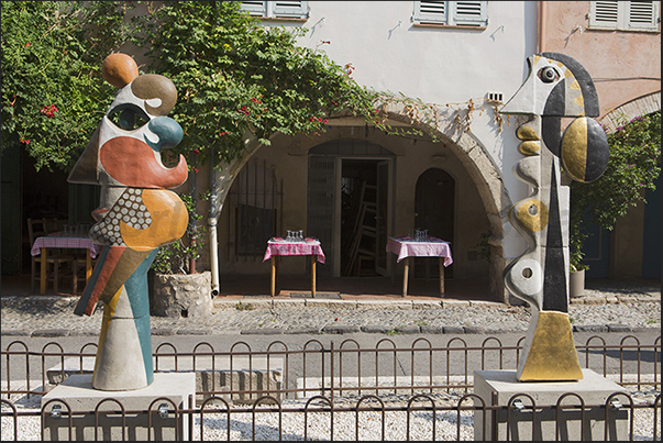 Place des Arcades, the main square near the church. In the square are exhibited sculptures by various artists Place des Arcades, the main square near the church. In the square are exhibited sculptures by various artists