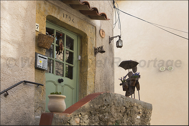 In the alleys we observed various forms of art exhibited outside the artists' shops