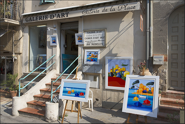 In the alleys we observed various forms of art exhibited outside the artists shops