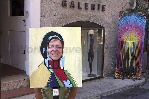 In the alleys we observed various forms of art exhibited outside the artists shops In the alleys we observed various forms of art exhibited outside the artists shops
