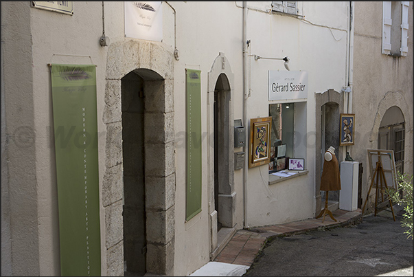 Art galleries on Rue des Lombards in the north-eastern part of the borough