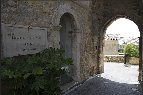 Porte Sarrazine, access to the village from Rue des Muriers