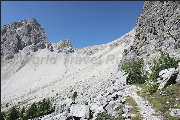 Start of the climb on the large scree that characterizes the Desertes pass Start of the climb on the large scree that characterizes the Desertes pass
