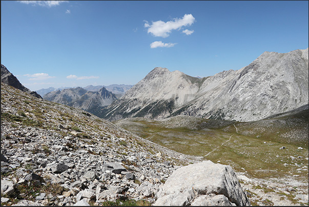 Trail from the Desertes Pass (2,553 m) towards the Orso Pass (2,481 m) Trail from the Desertes Pass (2,553 m) towards the Orso Pass (2,481 m)