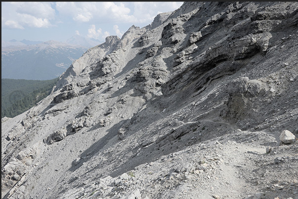 The rugged path that descends from the Orso Pass (2,481 m) towards Chateau-Beaulard (1.387 m) The rugged path that descends from the Orso Pass (2,481 m) towards Chateau-Beaulard (1.387 m)