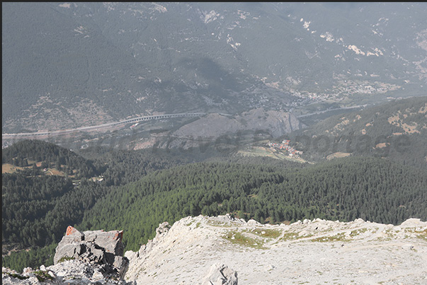 Below is the village of Chateau-Beaulard (1,387 m) and at the bottom of the valley is the highway leading to the Frejus tunnel Below is the village of Chateau-Beaulard (1,387 m) and at the bottom of the valley is the highway leading to the Frejus tunnel