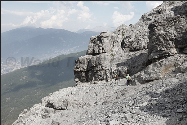 From the Orso Pass (2,481 m) you descend towards Chateau-Beaulard (1,387 m) From the Orso Pass (2,481 m) you descend towards Chateau-Beaulard (1,387 m)