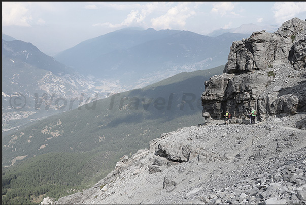 From the Orso Pass (2,481 m) you descend towards Chateau-Beaulard (1,387 m) From the Orso Pass (2,481 m) you descend towards Chateau-Beaulard (1,387 m)