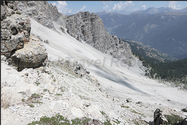 The vast scree slope you cross to reach the Desertes pass (2,553 m) The vast scree slope you cross to reach the Desertes pass (2,553 m)
