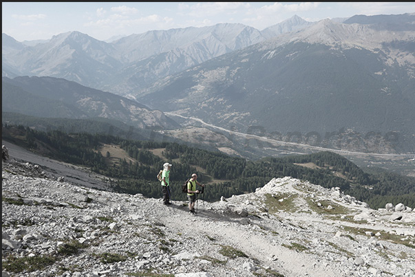 At the bottom of the valley is the highway that leads to the Frejus tunnel passing through Susa, Oulx and Bardonecchia At the bottom of the valley is the highway that leads to the Frejus tunnel passing through Susa, Oulx and Bardonecchia