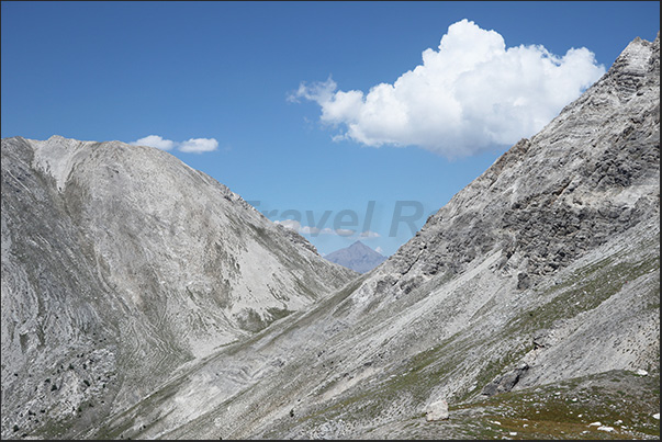 Trail from the Desertes Pass (2,553 m) towards the Orso Pass (2,481 m) Trail from the Desertes Pass (2,553 m) towards the Orso Pass (2,481 m)