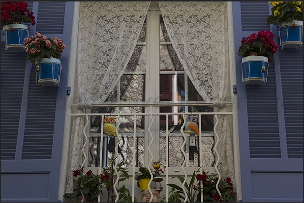 Decorated vases, flowers and terracotta animals are often hung on the balconies of houses