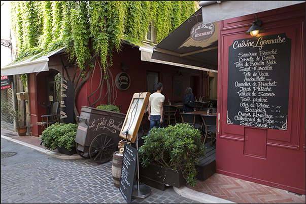 Even the restaurants are sometimes hidden by thick vegetation that shades the outside tables