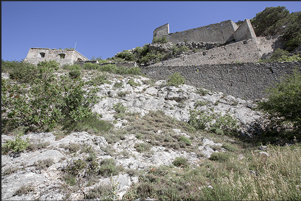 The final stretch of the climb to the fortress with the guard post