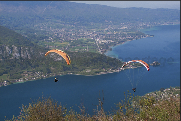 Parasailing on the lake of Annecy