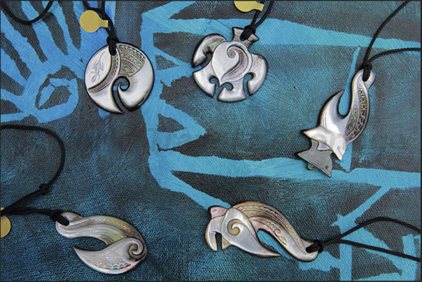 Fish hooks of nacre (lucky charm)