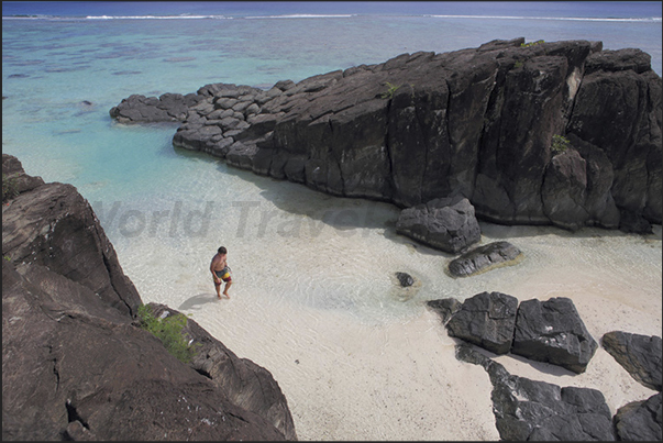 The coral reef that protects the island and its lagoon, creates beautiful beaches wet by turquoise waters