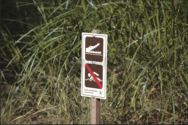 Informations and tips to avoid close encounters with crocodiles that live in the waters not controlled by park rangers