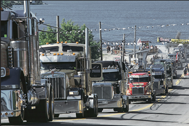 The parade of over 500 trucks through the streets of the country before starting the beauty contest and the race uphill