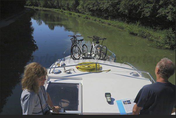 House boats and bicycles, good solution for holiday in France