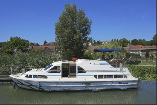 In navigation in the Rhone-Rhin Canal before the village of Saint Vit