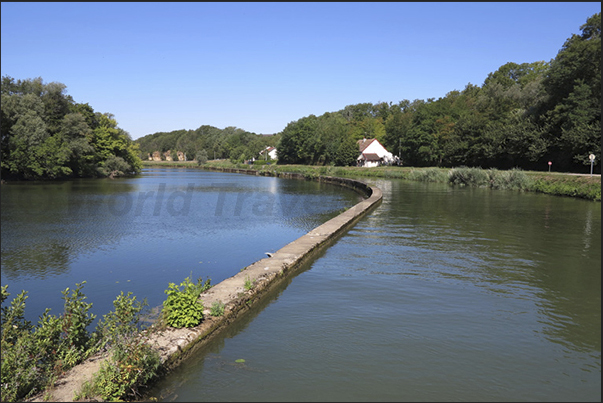 The Doubs River runs parallel to the Rhin-Rhone Canal before lock 61 (Ranchot)