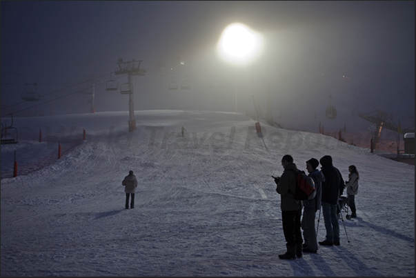 Light on the slopes for night skiing a Les Menuires