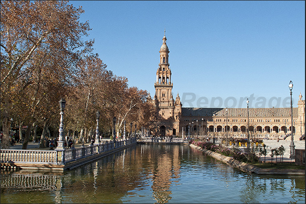 Sevilla, river in the Plaza de Espańa (Spain Square). The south tower Sevilla, river in the Plaza de Espańa (Spain Square). The south tower