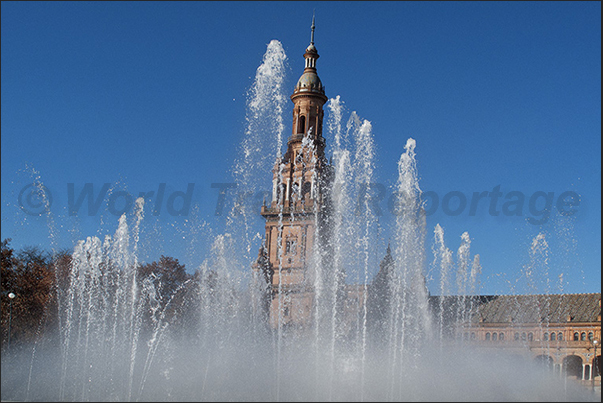 Sevilla, Plaza de Espańa (Spain Square). Central building behind the fountain, designed by Vicente Traver Sevilla, Plaza de Espańa (Spain Square). Central building behind the fountain, designed by Vicente Traver
